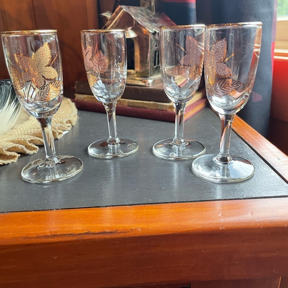 Vintage 4 piece Libbey Aperadif  gold leaf and gold rim detail stem glasses